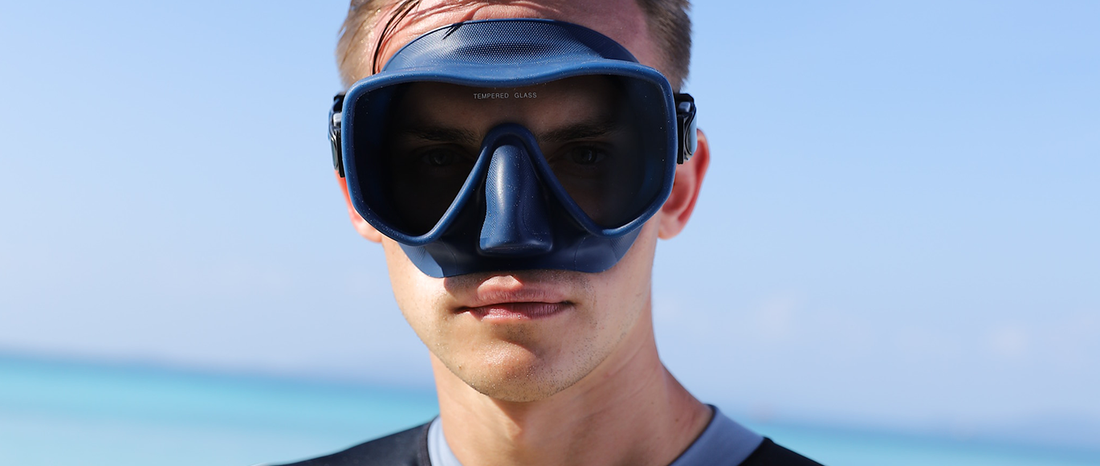 A one-piece molded submersible mask technology